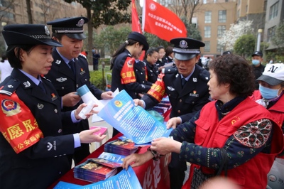 巾帼雷锋平安送群众 民警共建点赞莲湖