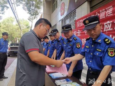 警钟长鸣 入脑入心 汉川市城市管理执法局扎实开展安全宣传咨询